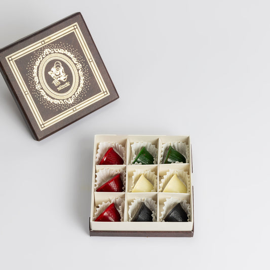 9 قطع من حلوى الشوكولاتة بمناسبة يوم العلم